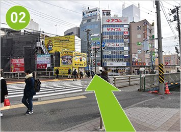 目の前の横断歩道を渡ります。