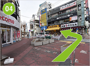 1つ目の横断歩道を渡り左折します。<br>左手のdocomoショップさんが目印です。